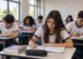 Estudantes do Ensino Médio participam de aula em sala.