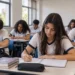 Estudantes do Ensino Médio participam de aula em sala.