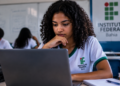 Estudante do IFBA utilizando notebook durante preparação para ingresso em cursos técnicos gratuitos.