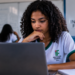 Estudante do IFBA utilizando notebook durante preparação para ingresso em cursos técnicos gratuitos.