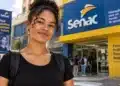 Estudante em frente ao Senac representa oportunidade de acesso a cursos técnicos gratuitos com apoio financeiro.