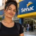 Estudante em frente ao Senac representa oportunidade de acesso a cursos técnicos gratuitos com apoio financeiro.