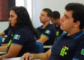 Imagem ilustrativa de estudantes de cursos técnicos gratuitos uniformizados durante aula em sala do Instituto Federal