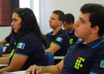 Imagem ilustrativa de estudantes de cursos técnicos gratuitos uniformizados durante aula em sala do Instituto Federal
