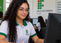 Estudante do IFCE em laboratório de informática durante curso técnico gratuito com inscrições abertas para 2027.1.