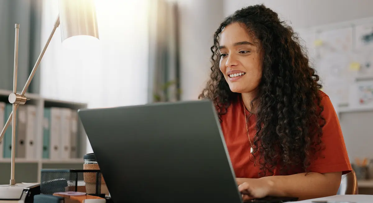 Estudante realizando inscrição online para cursos técnicos do IFF em parceria com o Inmetro usando notebook.