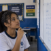 Estudante em sala de aula técnica analisando quadro com cálculos e gráficos, representando cursos técnicos para quem gosta de matemática.