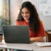 Mulher estudando curso técnico profissionalizante com notebook em ambiente de estudos.