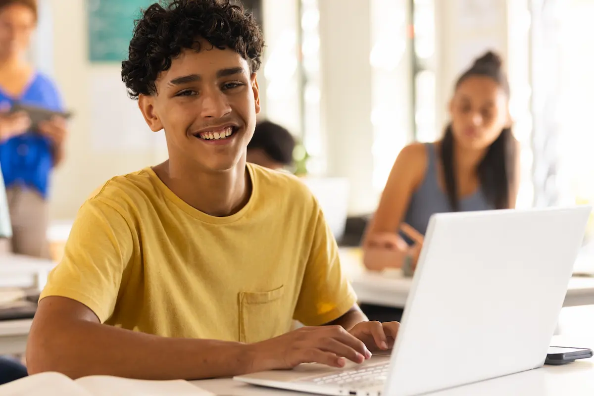 Estudante utilizando notebook durante curso técnico em ambiente de aprendizagem.