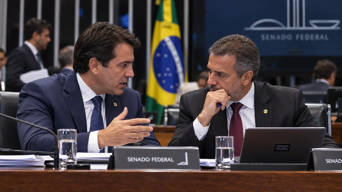Deputados federais em atividade parlamentar, representando a atuação na Câmara dos Deputados e a fiscalização do governo federal.