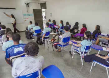 Estudantes brasileiros em sala de aula representam melhora do desempenho escolar do Brasil no Pisa.