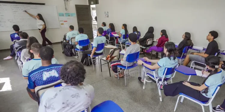 Estudantes brasileiros em sala de aula representam melhora do desempenho escolar do Brasil no Pisa.