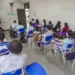 Estudantes brasileiros em sala de aula representam melhora do desempenho escolar do Brasil no Pisa.