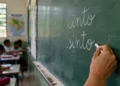 Cinto e sinto escritos em lousa de sala de aula, representando a diferença entre as duas palavras.