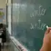 Cinto e sinto escritos em lousa de sala de aula, representando a diferença entre as duas palavras.
