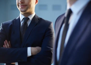 Advogados em traje social representando a especialização profissional em Direito e cursos de pós-graduação jurídica.