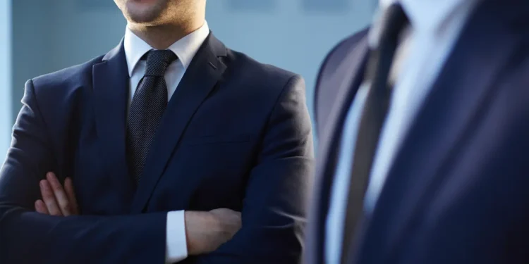 Advogados em traje social representando a especialização profissional em Direito e cursos de pós-graduação jurídica.
