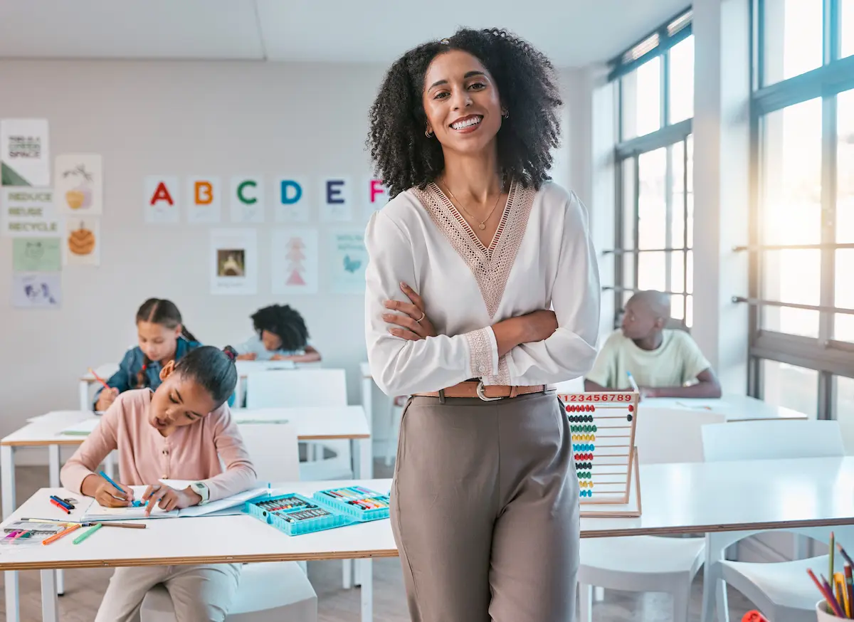 Professora em sala de aula representando a formação e permanência de profissionais na educação básica.