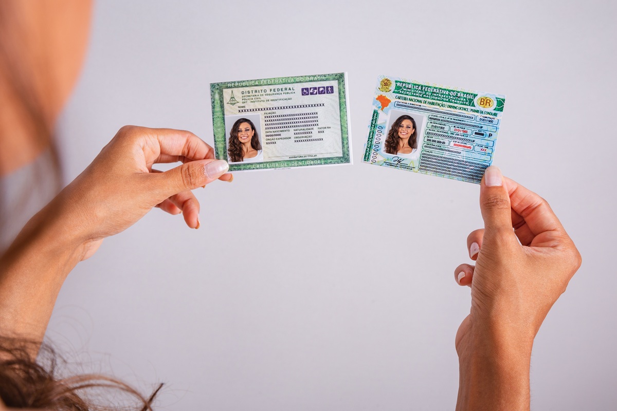 Mulher exibe carteira de identidade e CNH brasileiras lado a lado com fundo neutro, simbolizando os documentos necessários para lista de espera do Prouni.