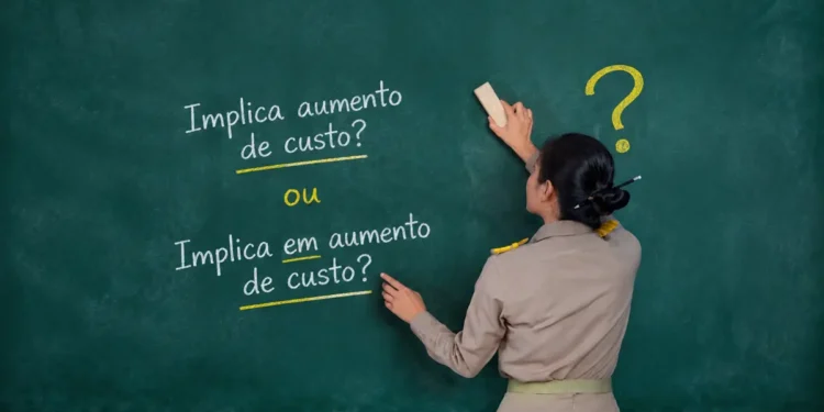 Mulher de costas escreve em quadro negro as frases "Implica aumento de custo?" e "Implica em aumento de custo?"