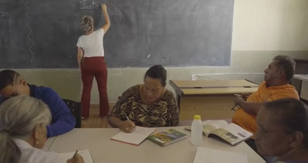 Estudantes adultos participam de aula da Educação de Jovens e Adultos (EJA) em sala de ensino.