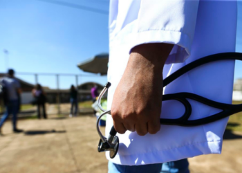 Médico segurando estetoscópio representa o Enamed, exame nacional de avaliação da formação em medicina.
