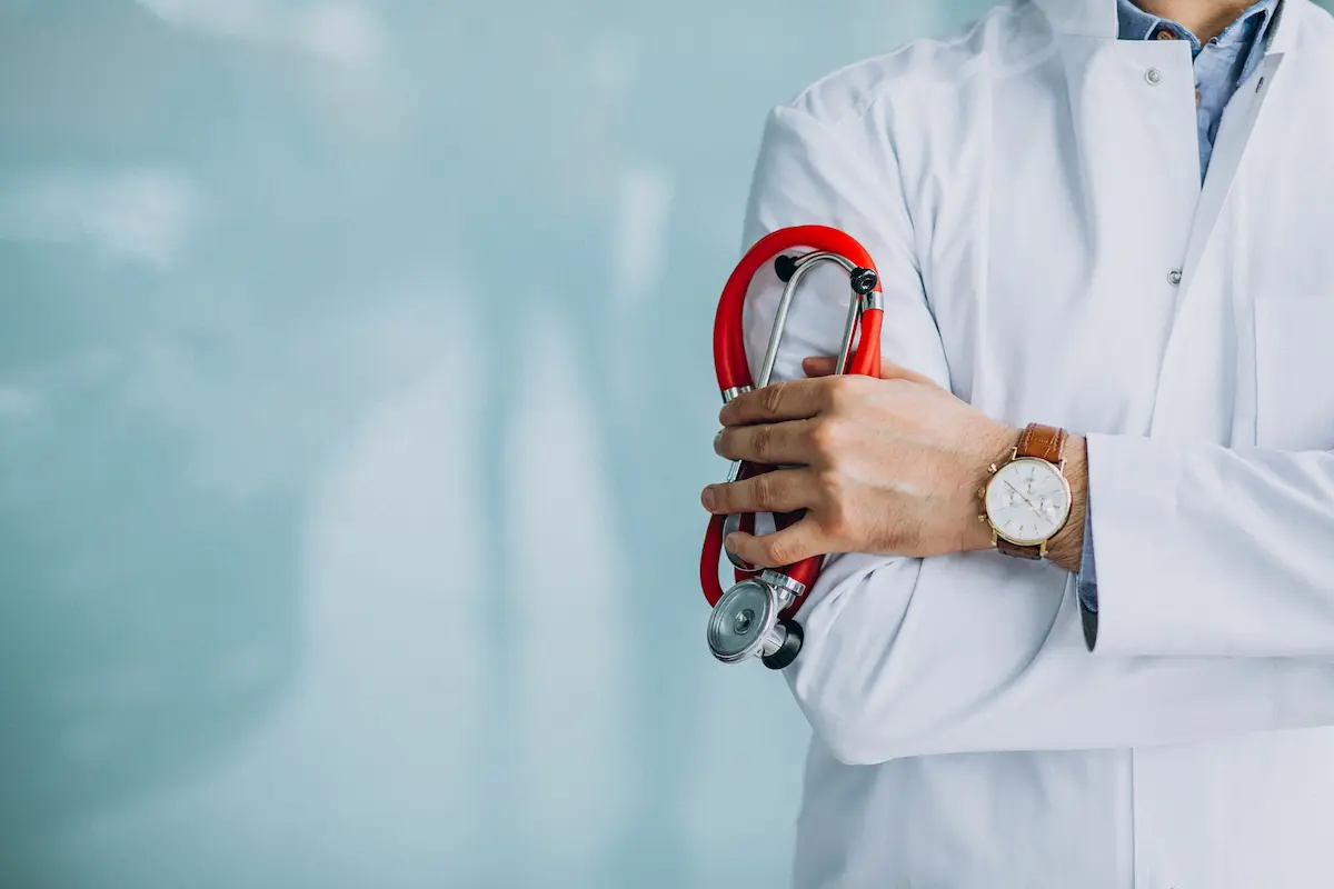 Médico com estetoscópio representa a avaliação da formação médica pelo Enamed.