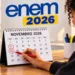 Estudante marca no calendário as datas das provas do Enem 2026, que serão realizadas nos dias 8 e 15 de novembro em todo o Brasil.