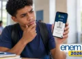 Estudante segura celular com aplicativo e-Título.