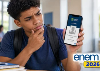 Estudante segura celular com aplicativo e-Título.