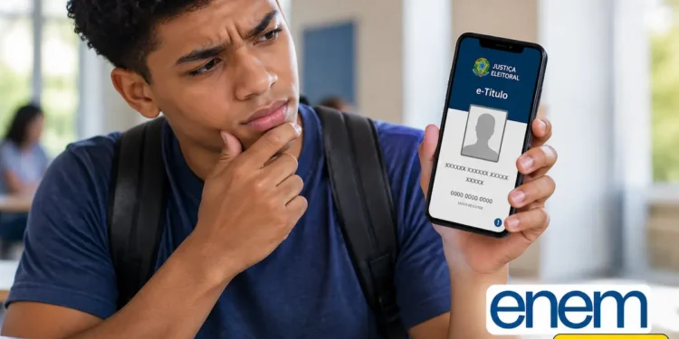 Estudante segura celular com aplicativo e-Título.