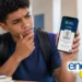 Estudante segura celular com aplicativo e-Título.