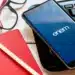 Celular com aplicativo do Enem ao lado de materiais de estudo representa a preparação para a prova de 2026.