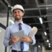 Engenheiro civil analisa projeto técnico em ambiente profissional representando cálculo do piso salarial conforme horas trabalhadas.