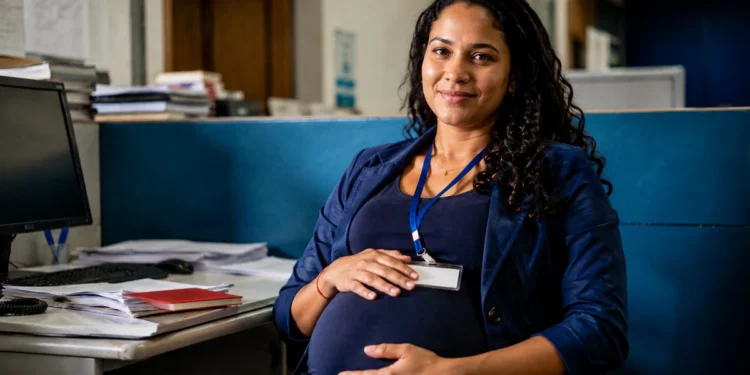 Gestante em ambiente de trabalho representa proposta de estabilidade para contratos temporários e intermitentes.