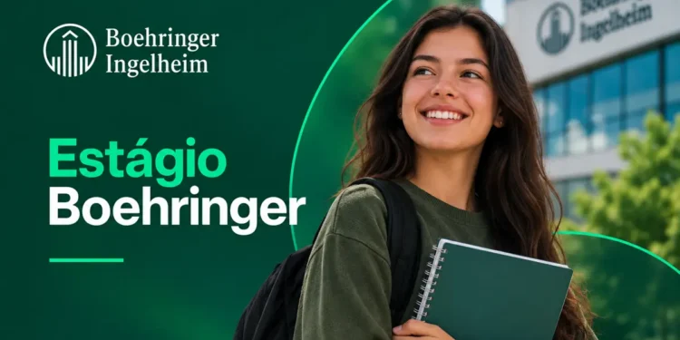 Jovem mulher com caderno e mochila sorri em frente ao prédio da Boehringer Ingelheim, simbolizando as inscrições para o programa de estágio 2027.