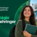 Jovem mulher com caderno e mochila sorri em frente ao prédio da Boehringer Ingelheim, simbolizando as inscrições para o programa de estágio 2027.