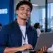 Jovem utilizando notebook em escritório moderno representando o Estágio Samsung 2027, com inscrições abertas até 14/10.
