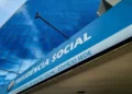 Fachada do edifício-sede da Previdência Social com identificação do INSS em destaque.