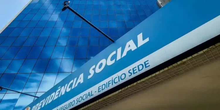 Fachada do edifício-sede da Previdência Social com identificação do INSS em destaque.