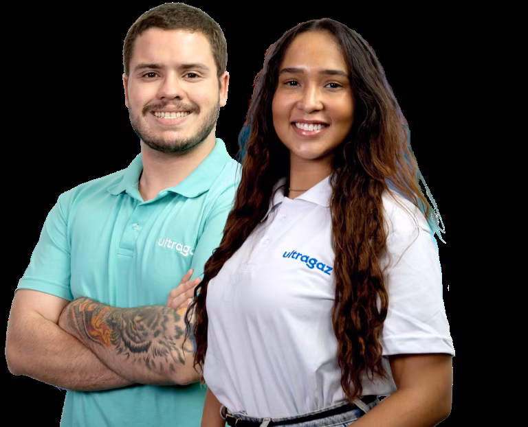 Dupla de jovens profissionais sorridentes com camisas polo da Ultragaz, em foto recortada sobre fundo transparente, representando os times que recebem os selecionados do programa.