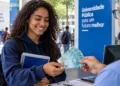 Estudante universitária recebe pagamento de bolsa de estágio, representando cursos com maiores remunerações no Brasil.