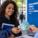 Estudante universitária recebe pagamento de bolsa de estágio, representando cursos com maiores remunerações no Brasil.