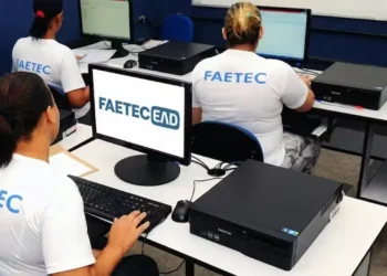 Faetec oferece mais de 12 mil vagas gratuitas em cursos técnicos para o segundo semestre de 2026.
