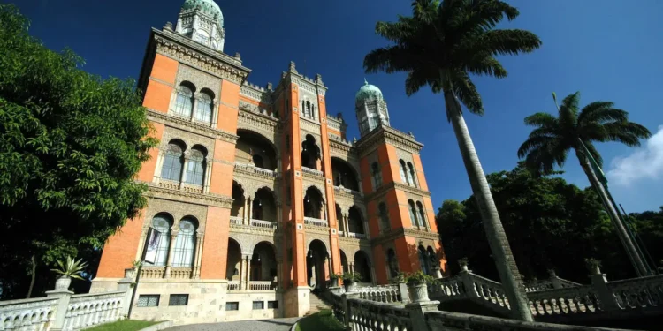Castelo Mourisco da Fiocruz representa a instituição que abriu 122 vagas de estágio com bolsa de até R$ 1.508,42.