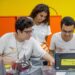 Imagem ilustrativa: estudantes com camisetas da Firjan Senai usam notebook em sala de aula, sobre cursos técnicos gratuitos