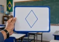 Losango desenhado em quadro branco, representando a forma correta de escrever o nome do quadrilátero.