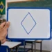 Losango desenhado em quadro branco, representando a forma correta de escrever o nome do quadrilátero.