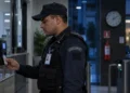 Vigilante uniformizado registra entrada em controle de acesso durante jornada de trabalho 12x36