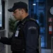 Vigilante uniformizado registra entrada em controle de acesso durante jornada de trabalho 12x36